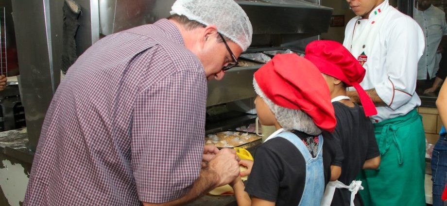 TITULO: Acolhimento TRÊS LAGOAS: Crianças vivem NOITES MÁGICAS 1 NOITE DE PIZZA 12 scaled 1